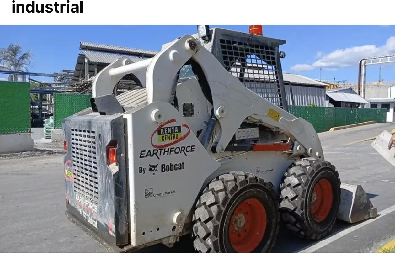 Minicargador Bobcat en planta industrial