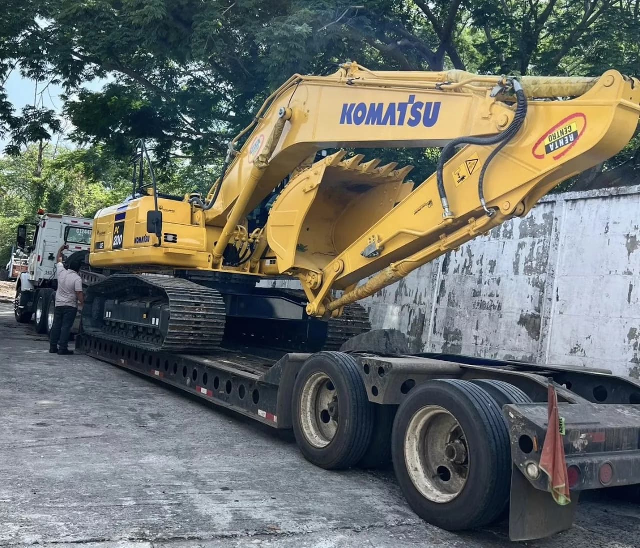 Excavadora Komatsu en traslado a obra