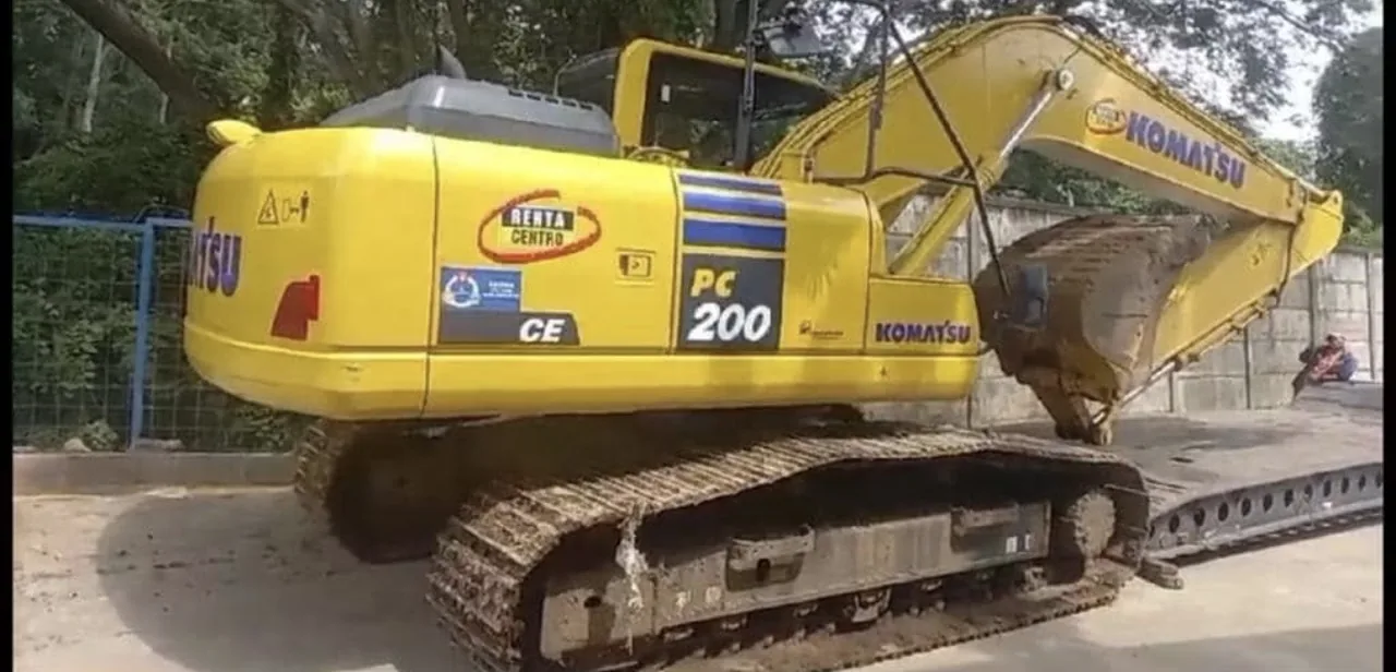 Excavadora Komatsu PC200 lista para operar
