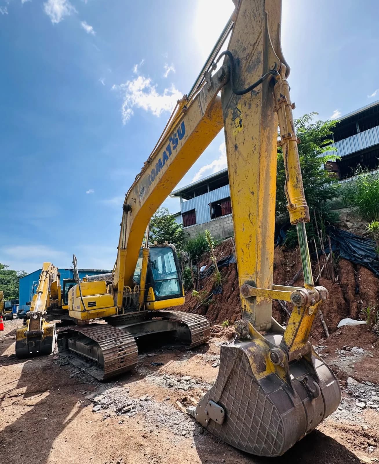Excavadoras Komatsu trabajando en el corte de terreno de una obra