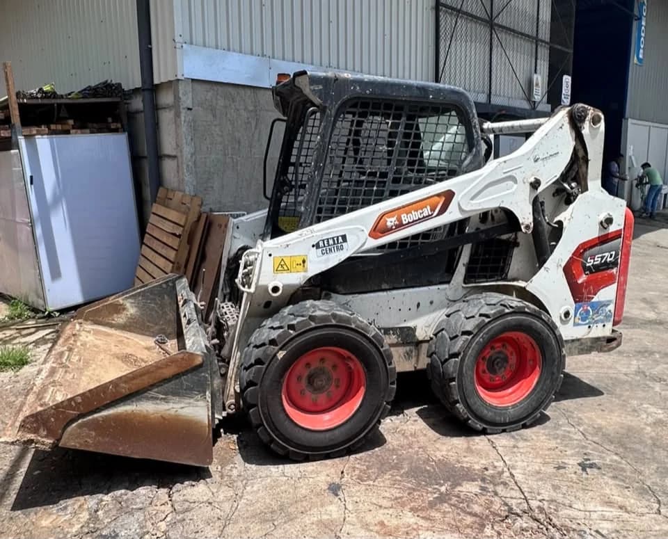 Minicargador Bobcat S570 en el patio del taller del grupo