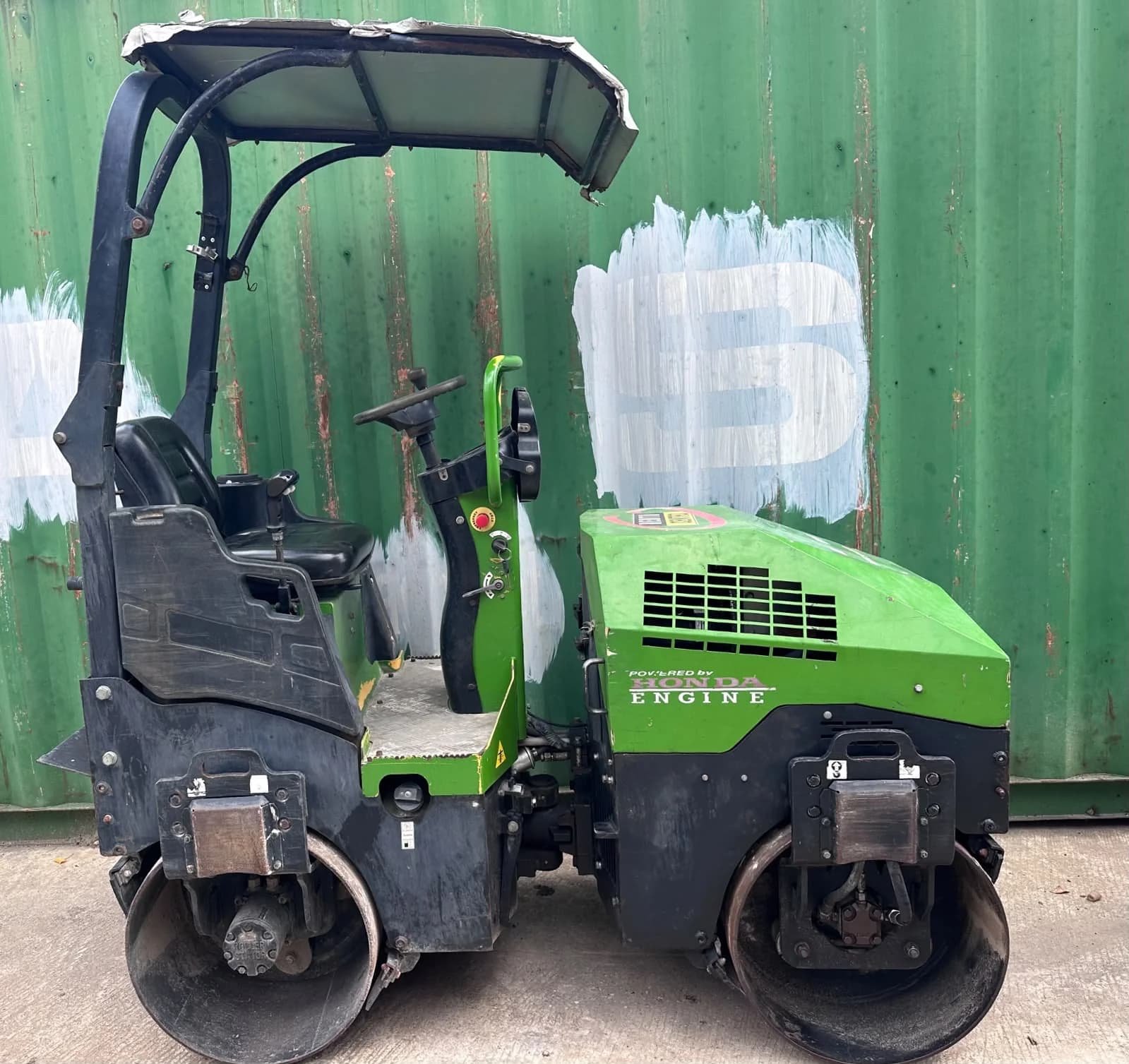 Rodo tripulado SIMAQ SQRD L51 de 1.5 t, con techo y operador a bordo
